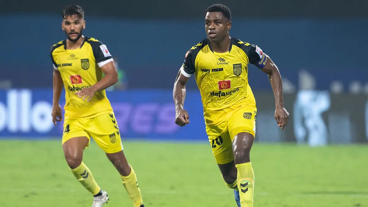 Hyderabad FC’s Bartholomew Ogbeche (R) on the attack during ISL 2021-22 match Vs ATK Mohun Bagan.