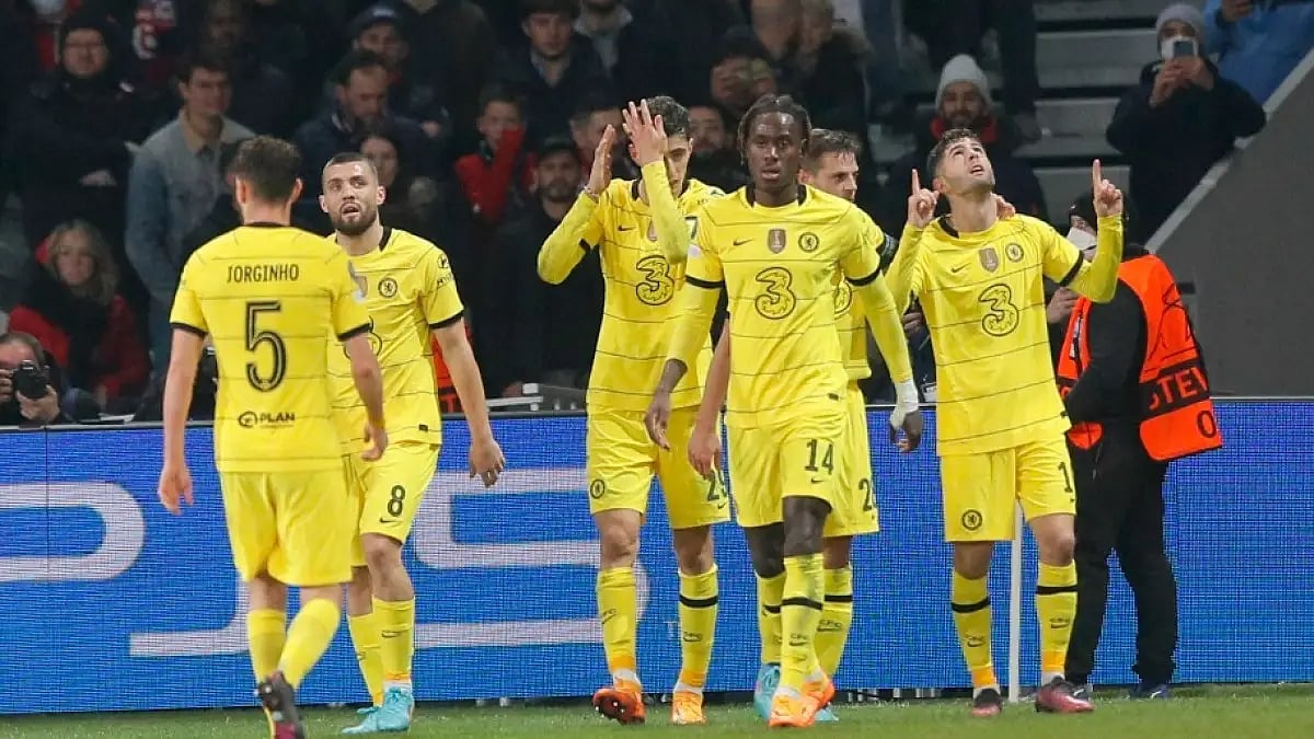 Chelsea Christian Pulisic (R) celebrates with teammates after scoring vs Lille in Champions League.