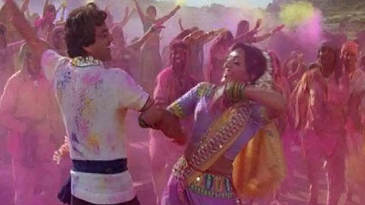 YouTube : Dharmendra and Hema Malini In A Scene From 'Sholay'