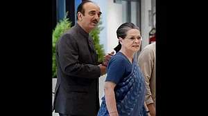 Congress president Sonia Gandhi meets Ghulam Nabi Azad.(File photo)