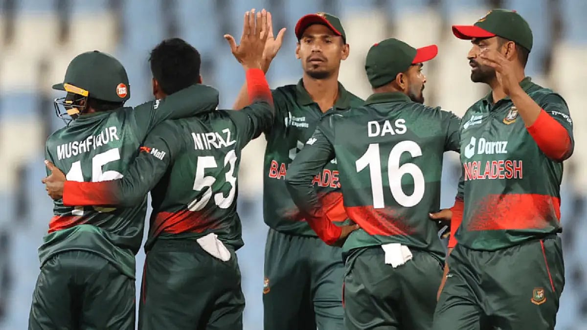 Bangladesh players celebrate the wicket of South Africa's David Millers during their 1st ODI.