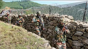 Indian soldiers patrols along the LOC between India and Pakistan border in J&K.(File photo)