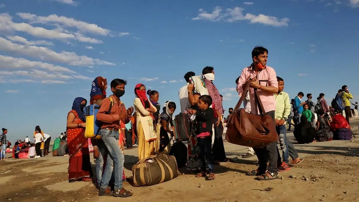 Migrant workers and their families walking home after the lockdown on March 24, 2020
