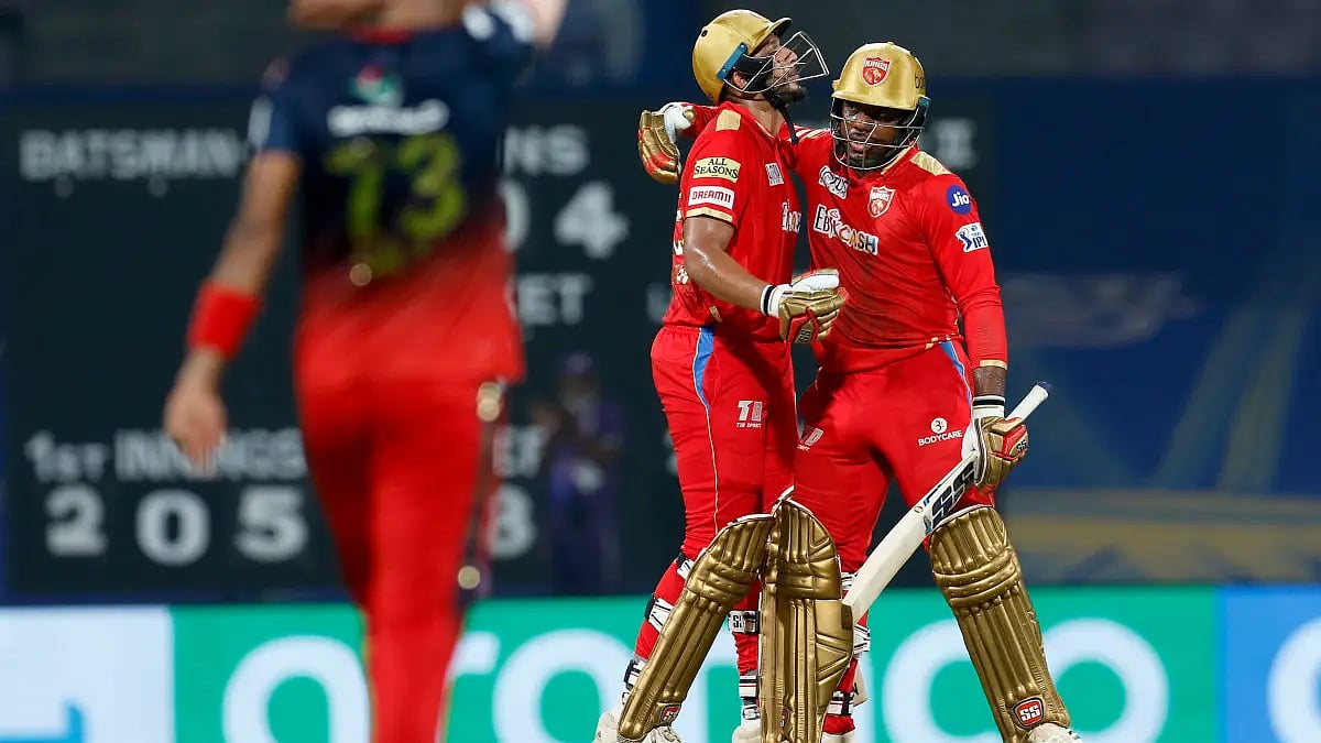 Odean Smith and Shahrukh Khan celebrate after winning vs Royal Challengers Bangalore in IPL 2022.