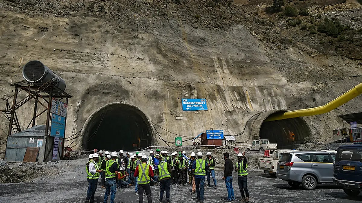 Ladakh LG Mathur Pays Tributes To Policemen Killed In The Line Of Duty