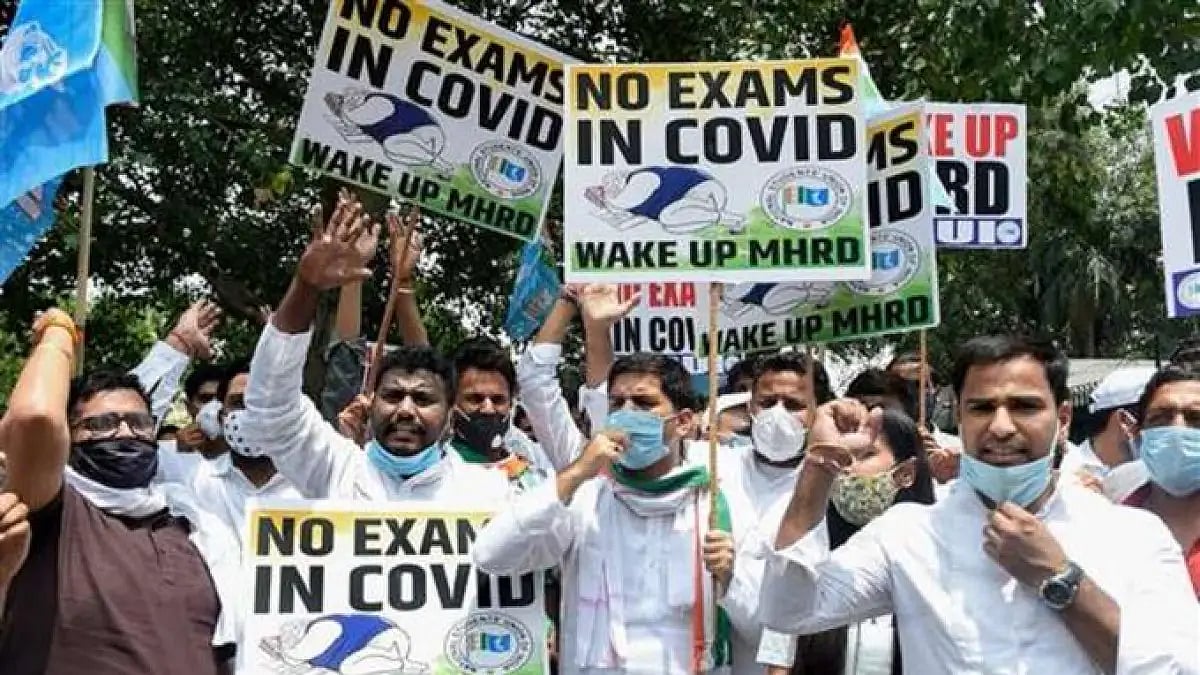 NSUI protests against offline exams.