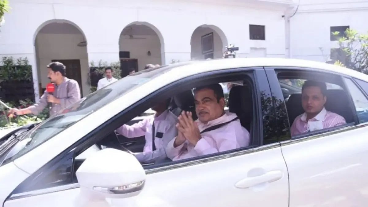 Union Minister Nitin Gadkari in jis new Hydrogen-powered car. 