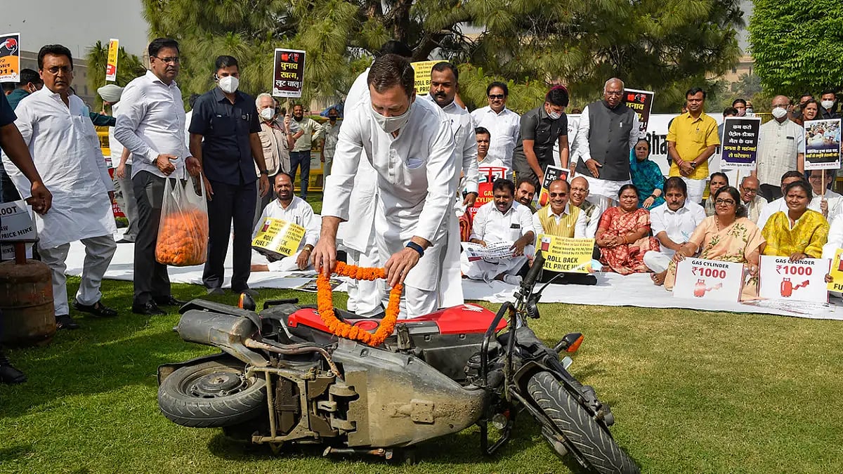 Congress Leaders Protest Against Rising Prices Of Commodities And LPG
