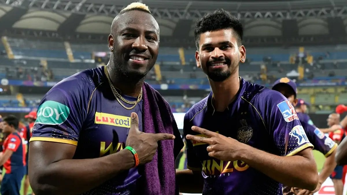 Andre Russell (L) and Shreyas Iyer pose for photos after KKR beat PBKS in IPL 2022. 
