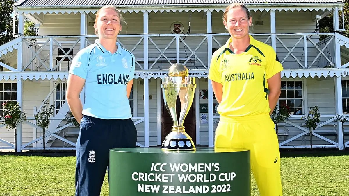 Heather Knight (L) and Meg Lanning pose with the ICC Women's World Cup 2022 trophy on Saturday. 