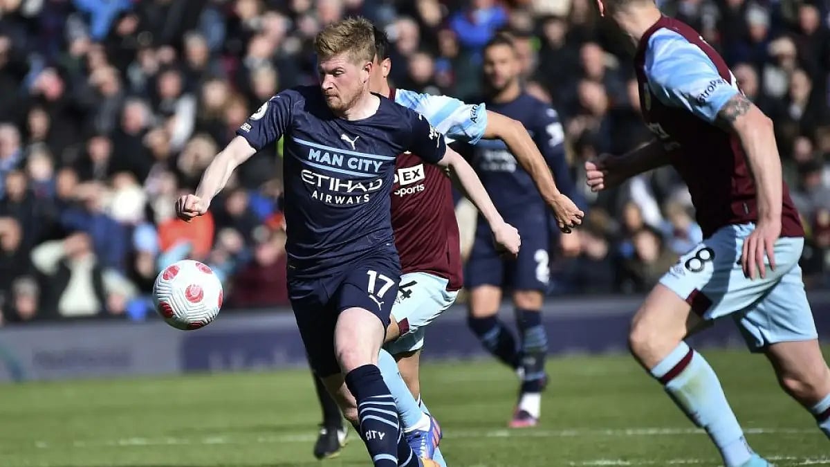 Kevin De Bruyne runs for the ball during EPL 2021-22 match between Burnley FC and Manchester City.