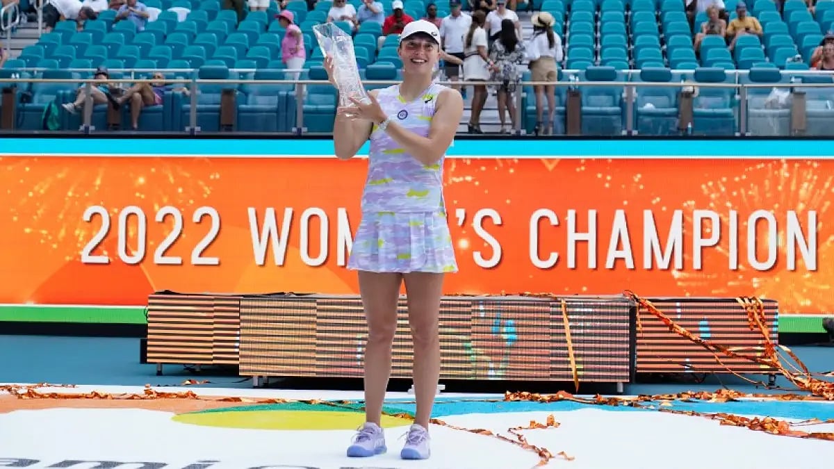 Iga Swiatek poses with the Miami Open 2022 trophy after beating Naomi Osaka in final.