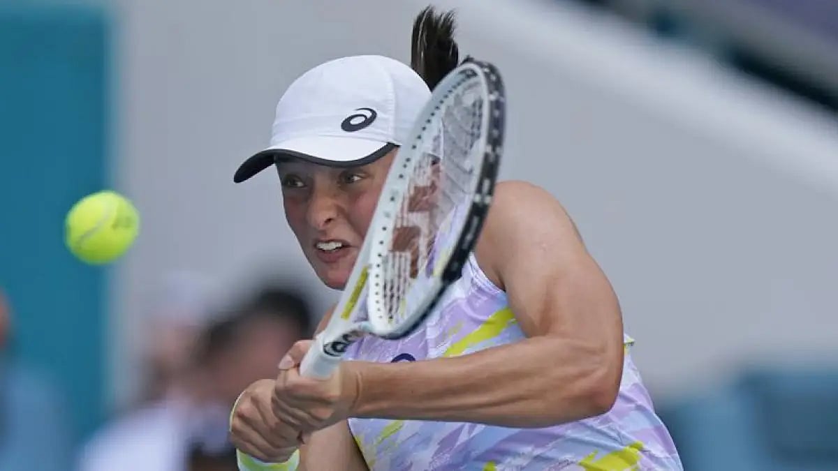 Iga Swiatek returns a shot from Naomi Osaka during the women's singles finals of Miami Open.