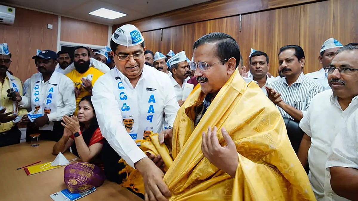 Former additional director general of Karnataka Bhaskar Rao felicitates CM Arvind Kejriwal