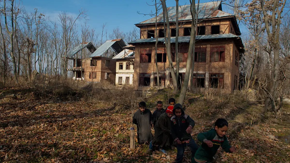 Kashmiri Pandit Govt Employees Threaten Mass Resignation, Police Lathi-Charges Protesters