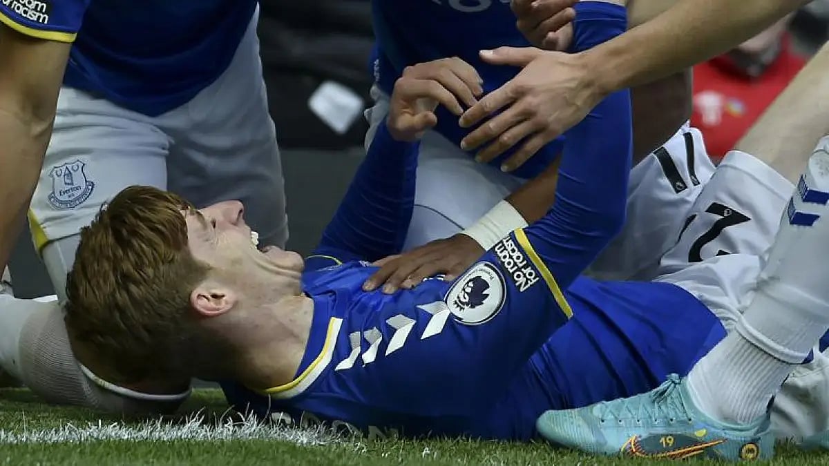 Everton’s Anthony Gordon celebrates after scoring against Manchester United on Saturday.