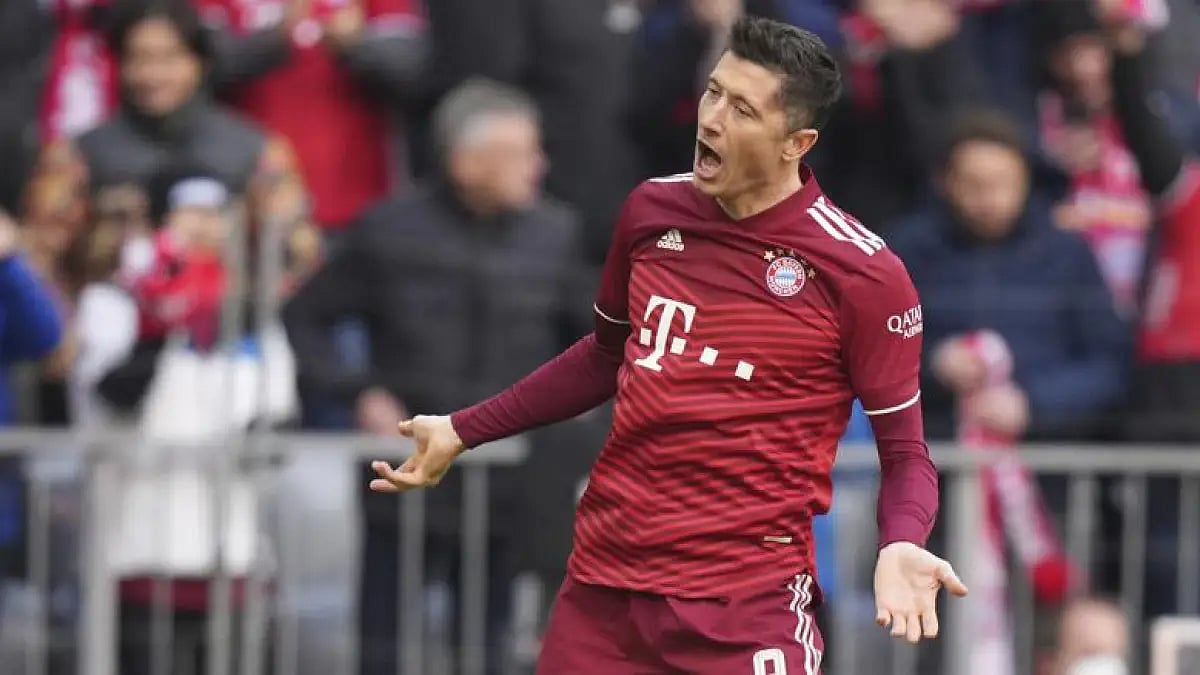 Bayern Munich’s Robert Lewandowski celebrates after scoring against Augsburg on Saturday.