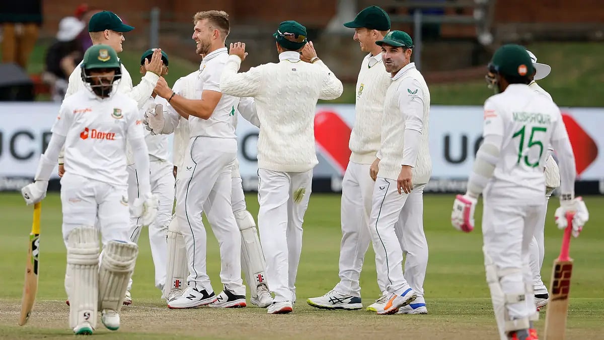 South African players celebrate the wicket of Mominul Haque during the second Test on Saturday.