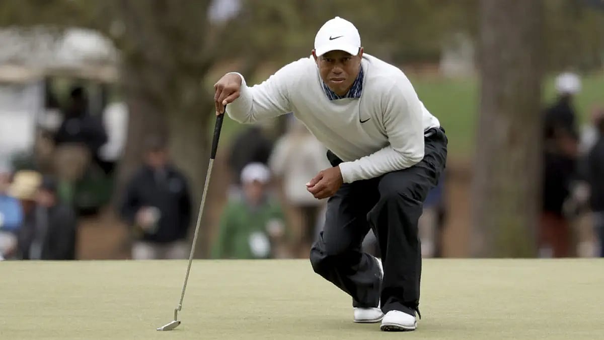 Tiger Woods prepares to putt on the third green during the third round of the Masters 2022.