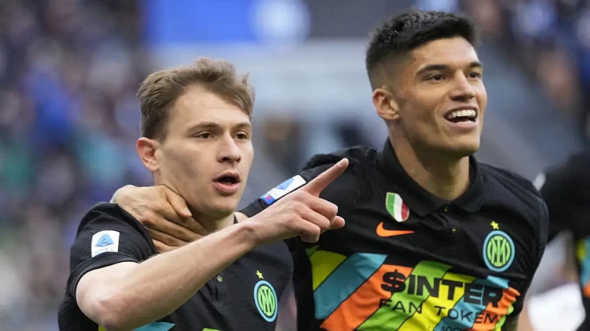 Inter Milan's Nicolo Barella, left, celebrates with Joaquin Correa a goal against Hellas Verona.