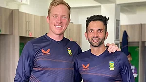 Simon Harmer and Keshav Maharaj (R) have given South Africa new dimension with their show vs BAN.