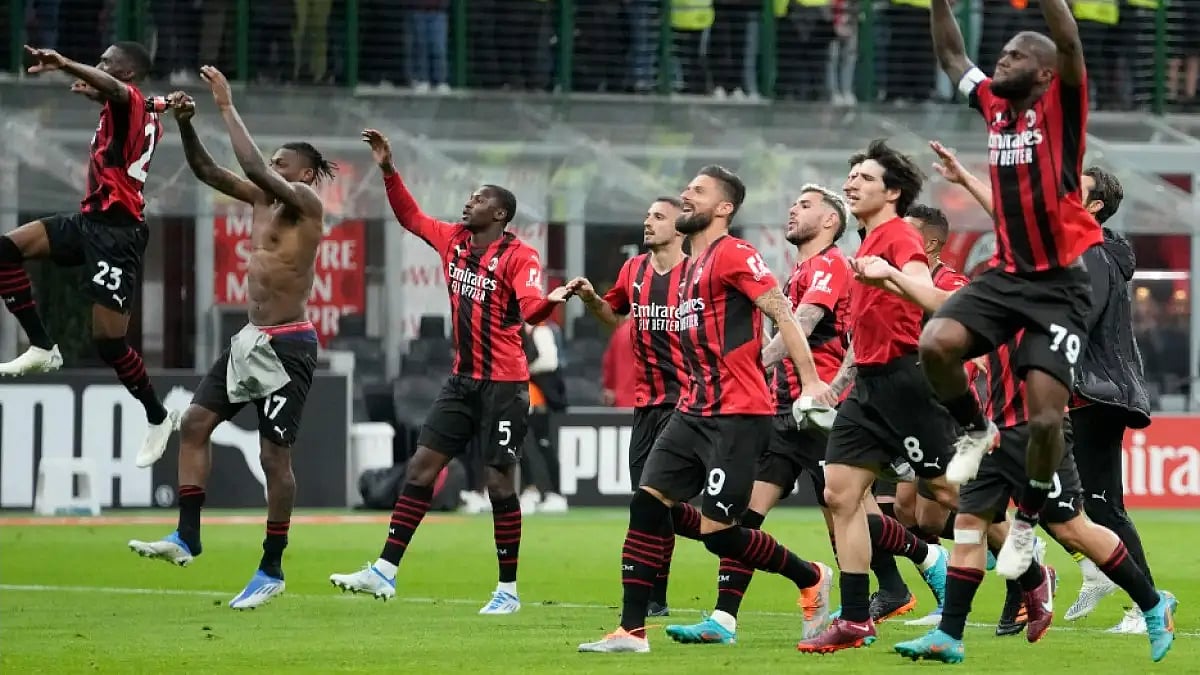 AC Milan players celebrate after beating Genoa in Serie A 2021-22 game. 