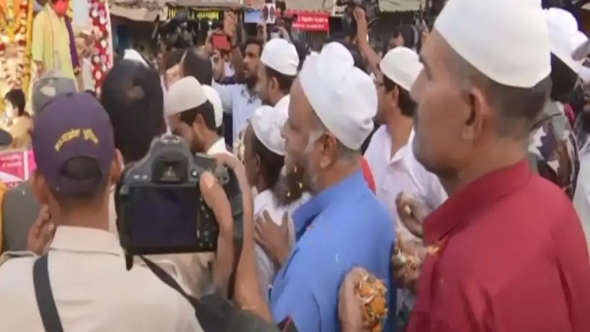 Muslims shower flower petals during Hanuman Jayanti procession 