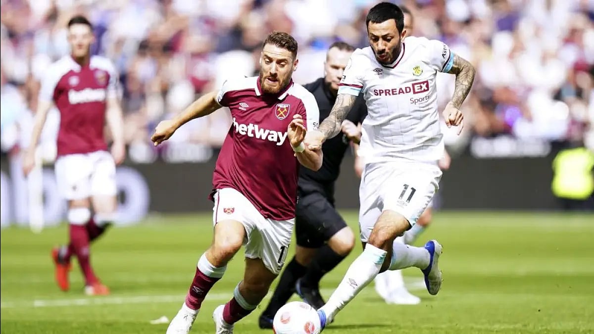 Nikola Vlasic (L) and Dwight McNeil battle for the ball during a Premier League 2021-22 game Sunday.