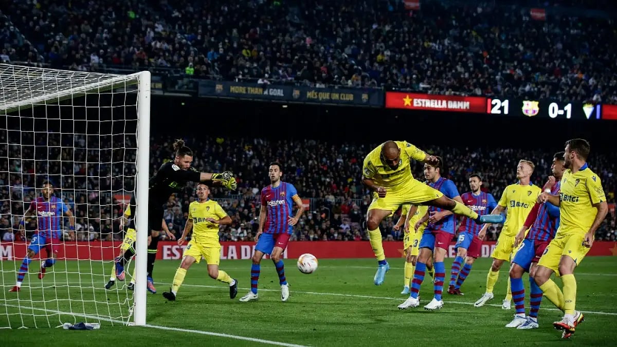 Barcelona and Cadiz players in action during their La Liga 2021-22 match at Camp Nou.