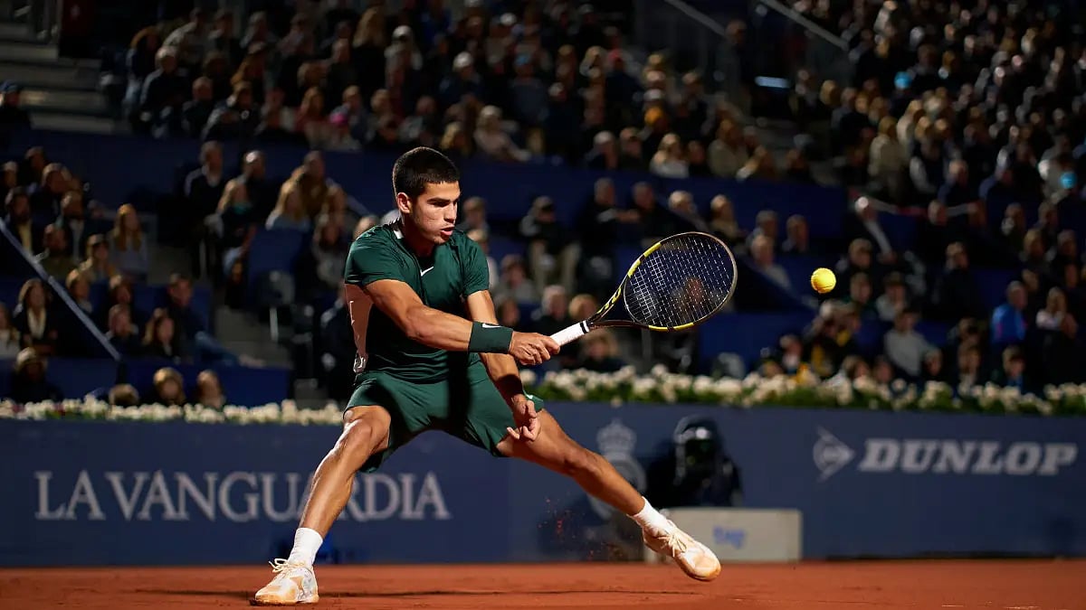 Carlos Alcaraz in action against Stefanis Tsitsipas during Barcelona Open 2022 quarterfinals. 