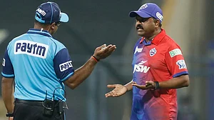 Pravin Amre (R) argues with umpire Nitin Menon during DC vs RR Game in IPL 2022.