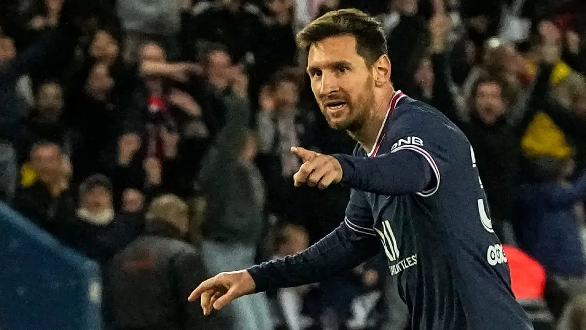 Lionel Messi celebrates after scoring PSG's only goal against Lens in Ligue 1 2021-22. 
