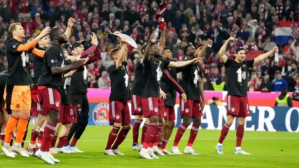 Bayern Munich players celebrate after winning Bundesliga for 10th  consecutive time.  