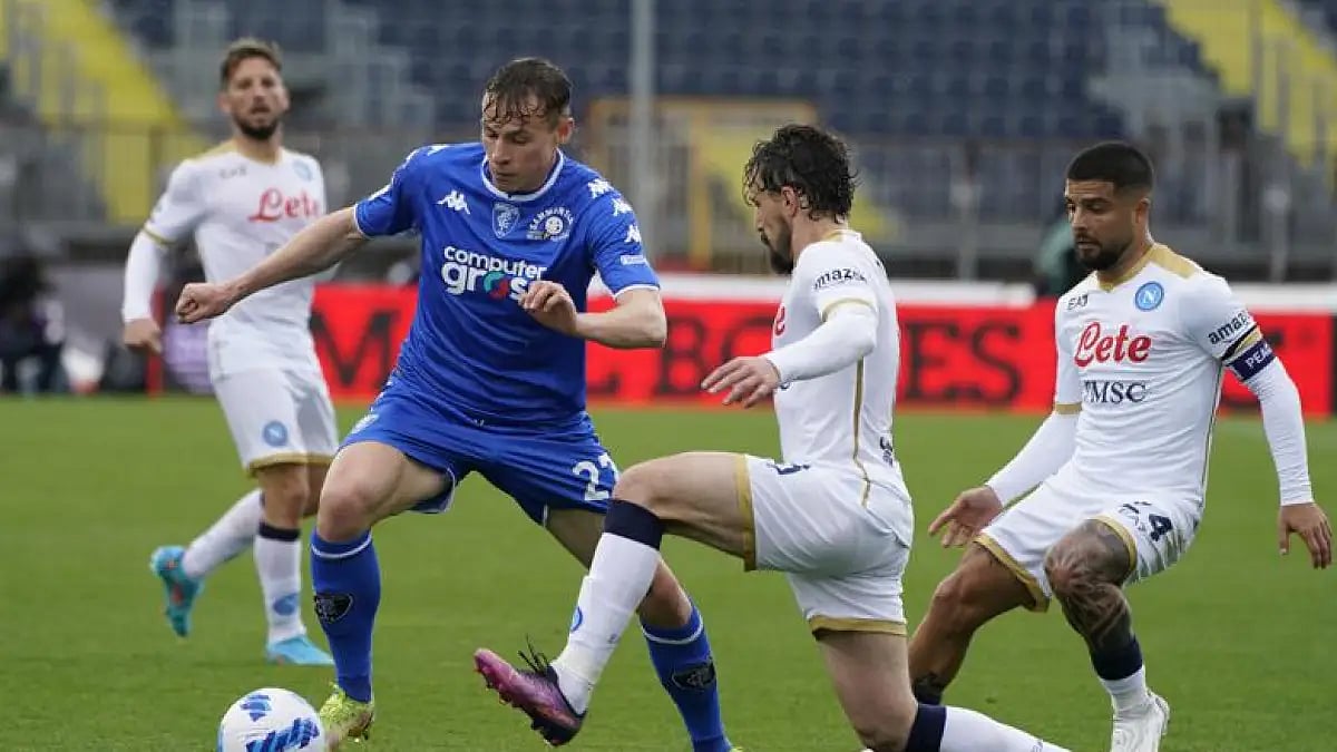 Empoli's Szymon Zurkowski (L) challenges Napoli's Mario Rui during Serie A match on Sunday.