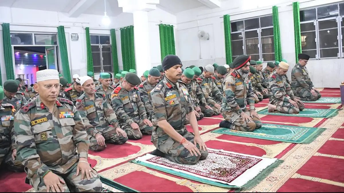 Senior Indian Army officers offering Namaz in J&K