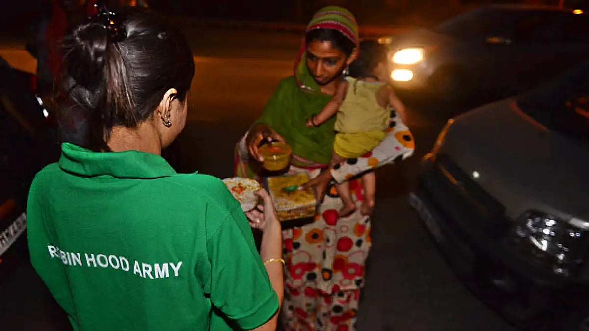 A member of Robin Hood Army distributing food during the Covid-19 pandemic 
