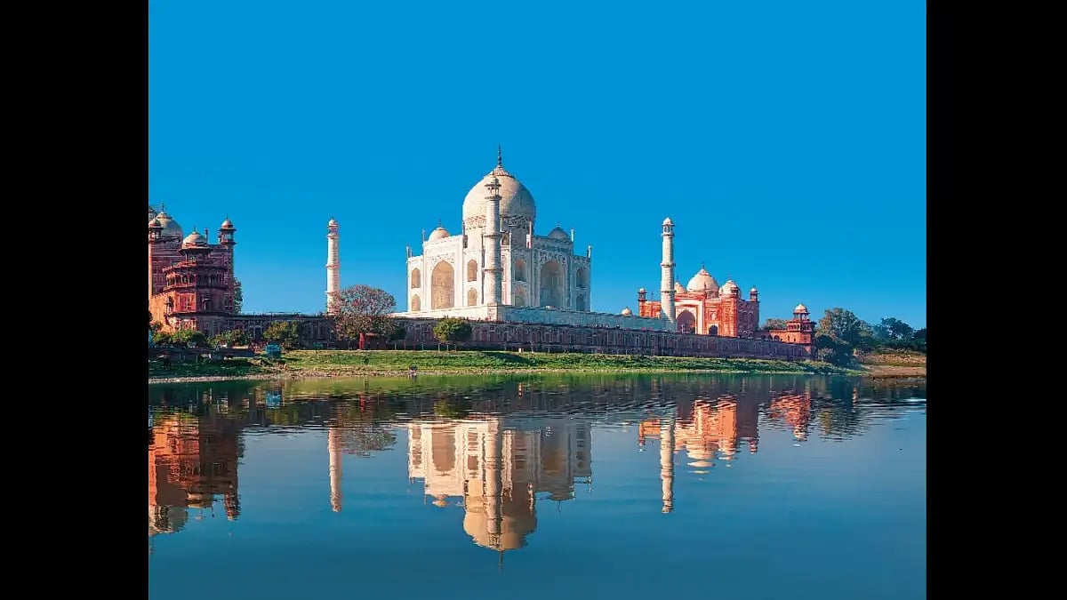 River Yamuna flowing past the Taj Mahal