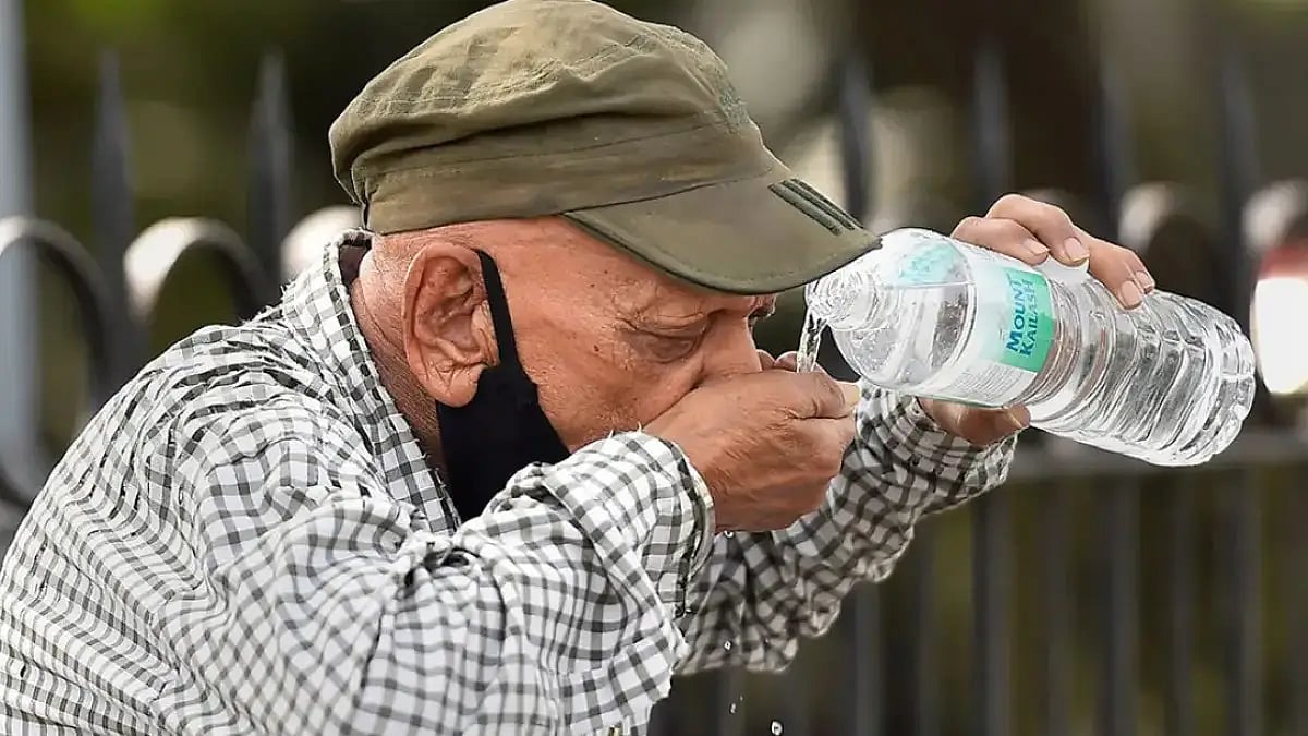 A man photographed drinking water in Delhi in April 2022