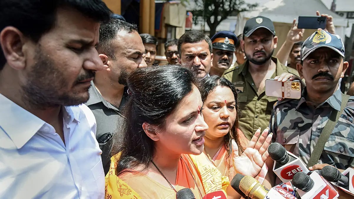 Maharashtra: Rana Couple Recite Hanuman Chalisa In Front Of Kolhe's Amravati Home; Seek That Killers Be Hanged In Public