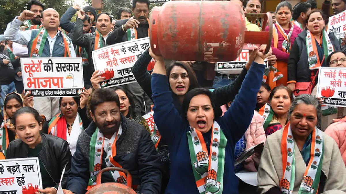 Congress workers protests against LPG price hike
