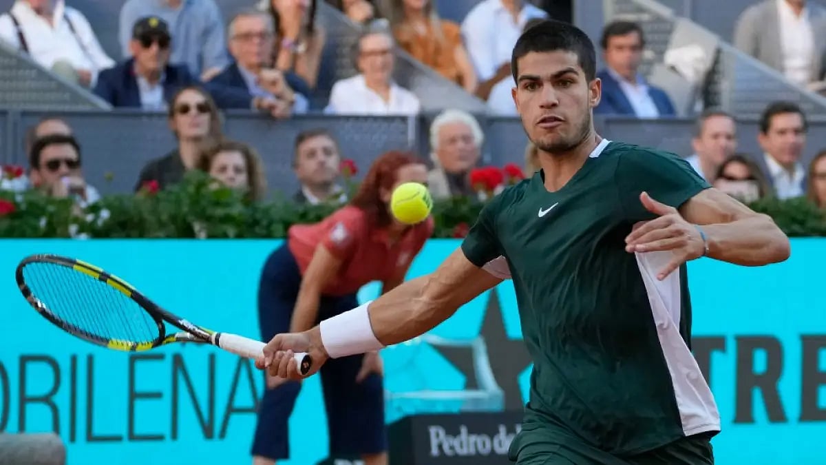 Carlos Alcaraz returns against Alexander Zverev during Madrid Open 2022 final.