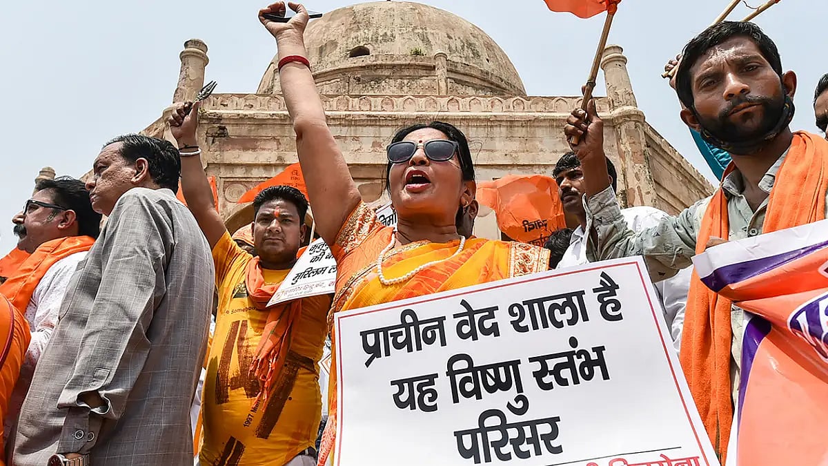 Right wing organisation recite Hanuman Chalisa at Qutub Minar
