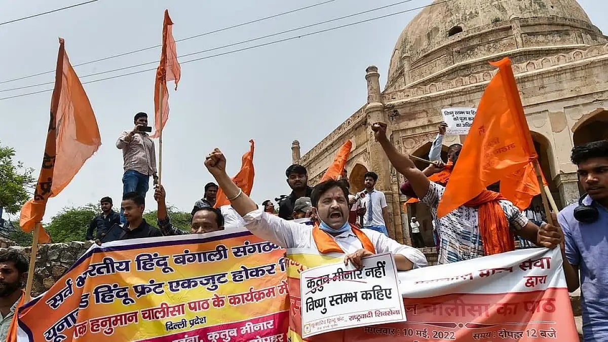 Members of right-wing group recite Hanuman Chalisa outside Qutub Minar