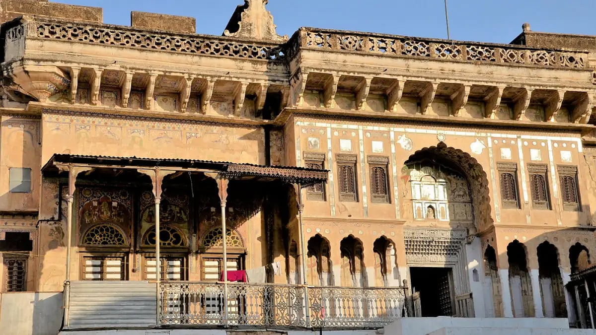 Churu is located near the shifting sand dunes of the Thar Desert 