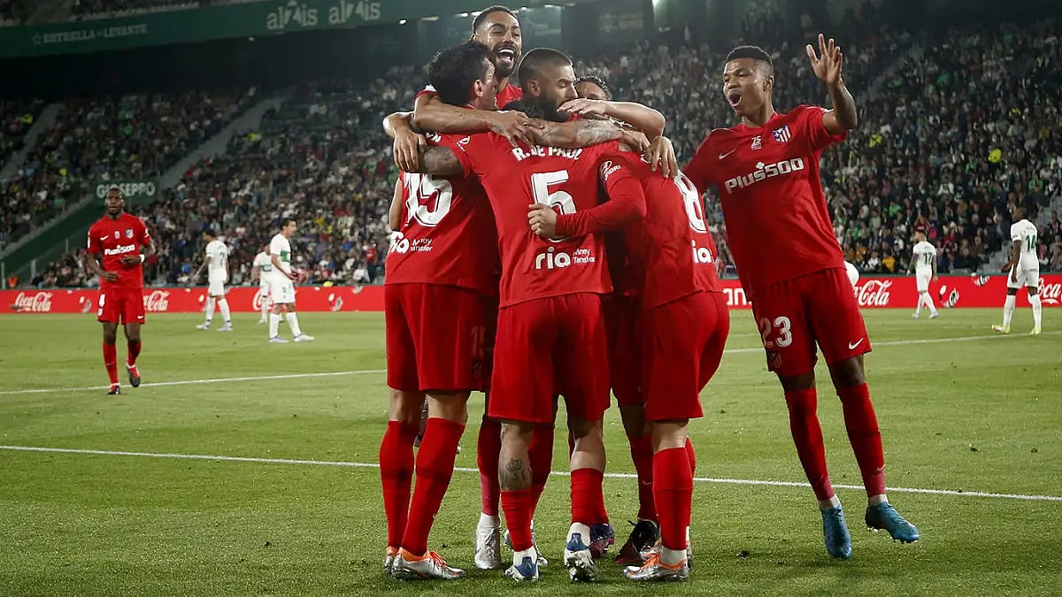 Atletico Madrid players celebrate after beating Elche in La Liga 2021-22. 