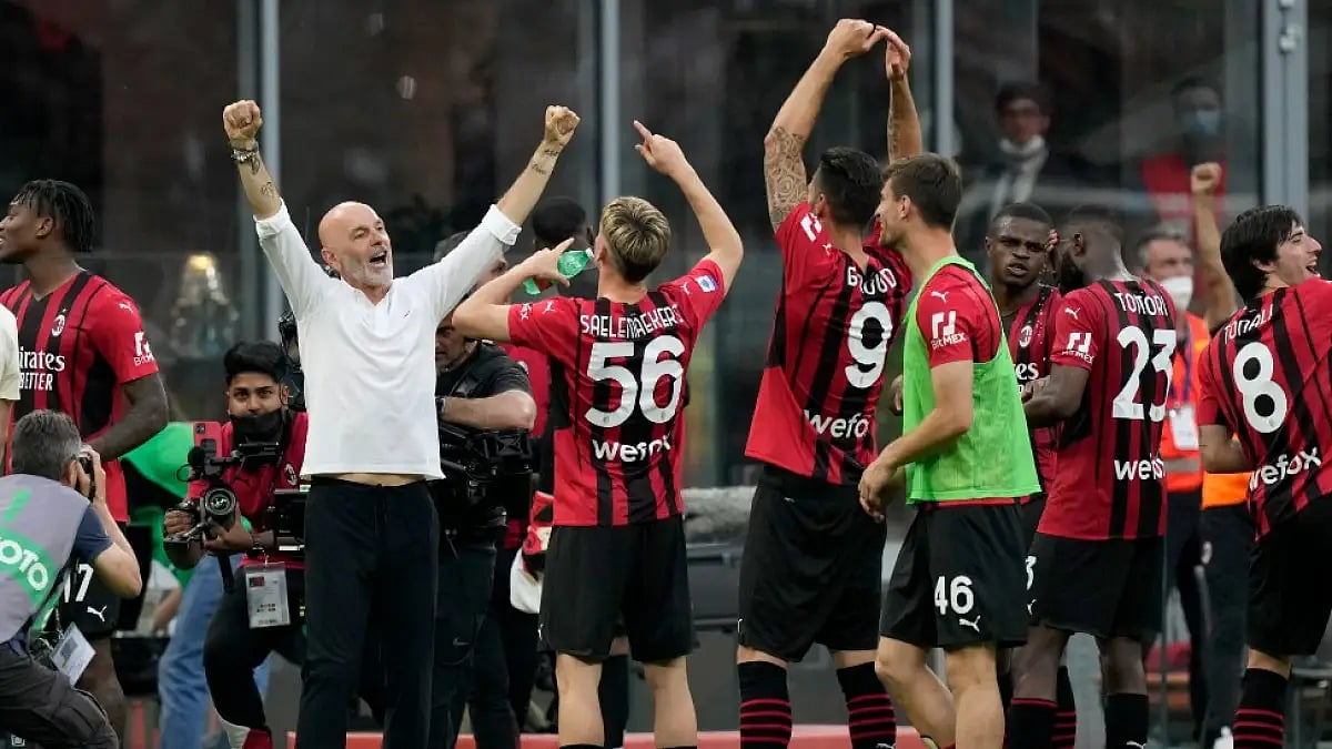 AC Milan players celebrate their win over Atalanta in a Serie A 2021-22 game.