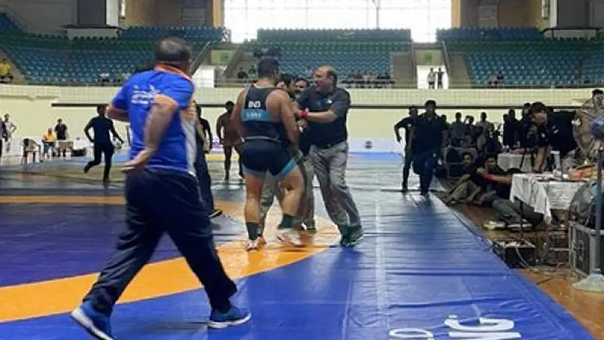 Wrestler Satender Malik lost his cool after losing his bout in the 125kg category.