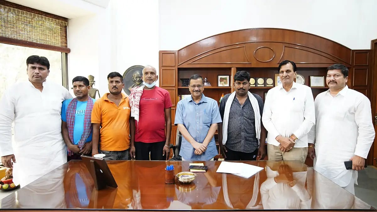 CM Kejriwal with the local rescuers who risked their lives during the Mundka fire tragedy.