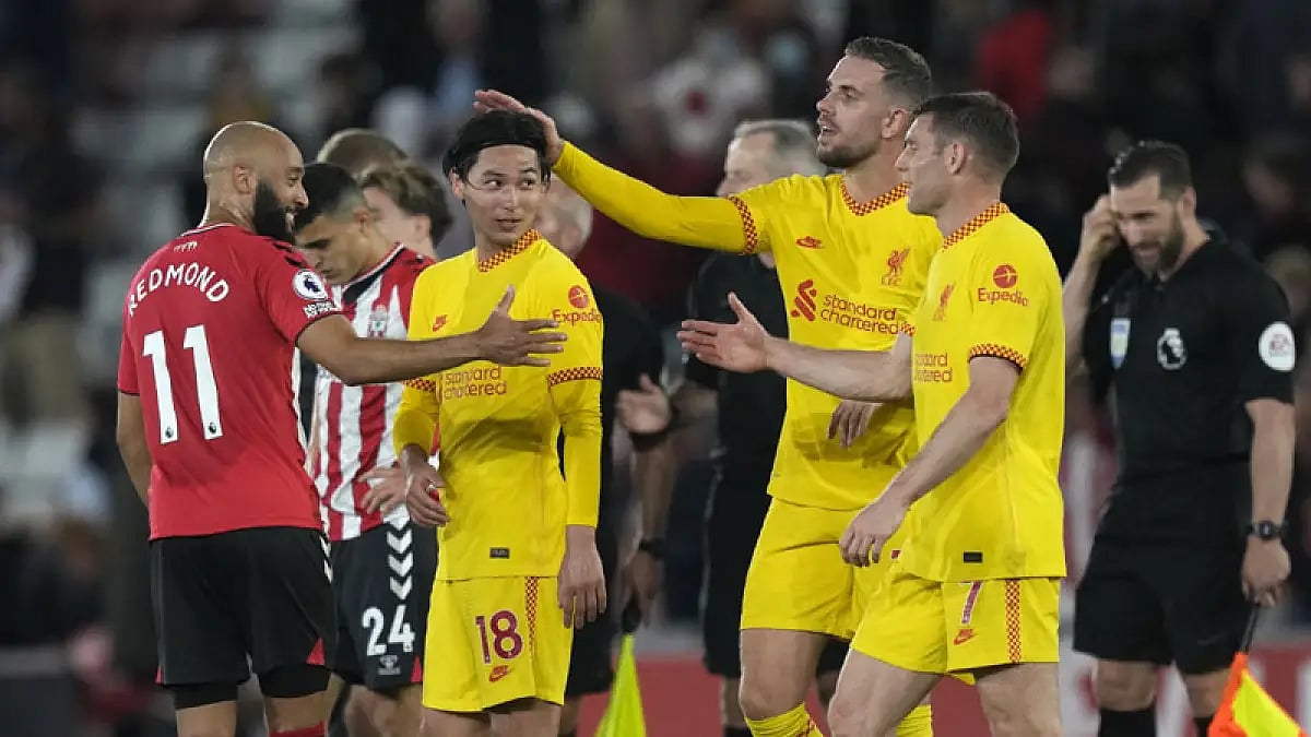 Liverpool and Southampton players after the end of their EPL 2021-22 match at St. Mary's Stadium, May 17, 2022.