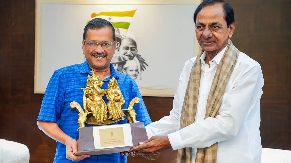 Delhi CM Arvind Kejriwal (L) with Telangana CM K Chandrashekar Rao (R)